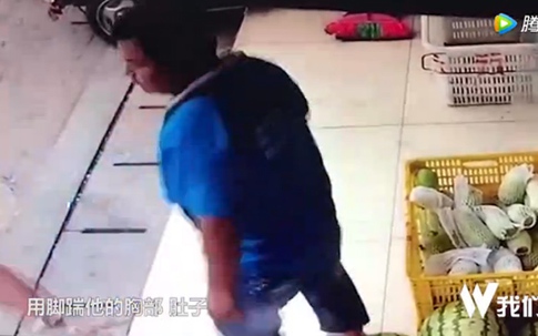 Nhân viên chuyển phát bị đánh đập vì đến muộn 5 phút