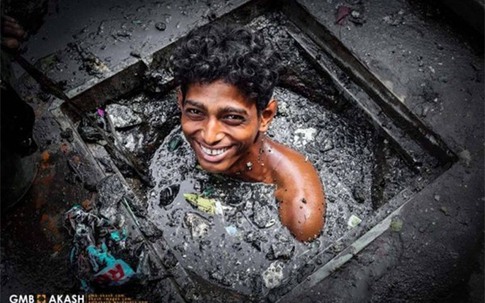 Người cha già làm nghề dọn cống nuôi 4 con đỗ đại học khiến cả thế giới cảm phục