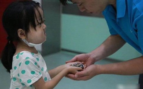 Bé 7 tuổi bệnh nặng dành tiền chữa bệnh cho em gái