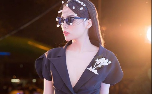 HH Kỳ Duyên đáp trả khéo khi bị chê mặc đồ như "giải cứu thế giới"
