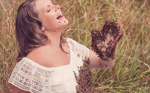 Bà bầu chụp ảnh với 20 nghìn con ong