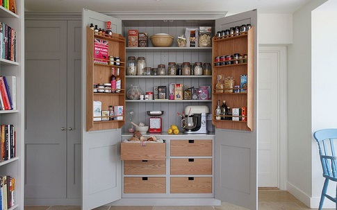 10 thiết kế tủ lưu trữ giúp bạn chứa cả thế giới chai lọ lỉnh kỉnh trong phòng bếp