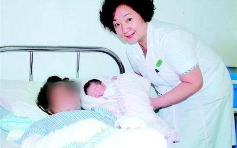 Bất ngờ bị biến thành "ngọn đuốc sống", người mẹ nhảy vội xuống ao để cứu thai nhi trong bụng