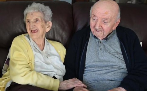 Mẹ già trăm tuổi dọn vào viện dưỡng lão để chăm sóc con trai 80 tuổi: Làm mẹ là một việc không bao giờ ngừng!