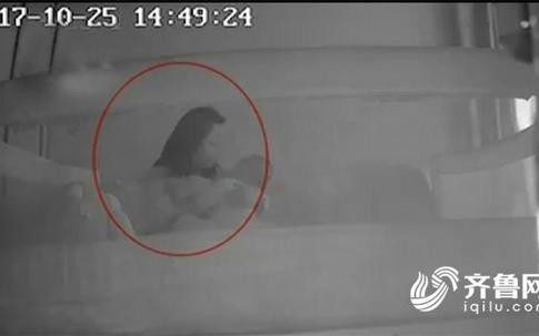 Con 1 tuổi thường xuyên khóc đêm, kiểm tra camera, mẹ bàng hoàng phát hiện bé thường xuyên bị bảo mẫu đánh đập
