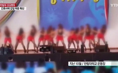 Y tá Hàn Quốc bị ép buộc mặc đồ bó, nhảy múa phản cảm trên sân khấu khiến dư luận bức xúc