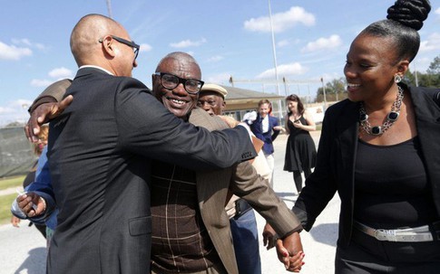 Nửa thế kỷ trong tù vì tội hiếp dâm, người tù nhân cuối cùng được thả ra khi thẩm phán cho rằng ông vô tội