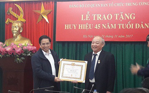 Trao huy hiệu 45 năm tuổi Đảng cho ông Nguyễn Quốc Triệu