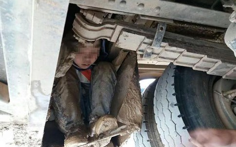 Xót xa 2 bé trai lấm lem bùn đất, trốn dưới gầm xe khách suốt quãng đường 90km vì muốn gặp bố mẹ