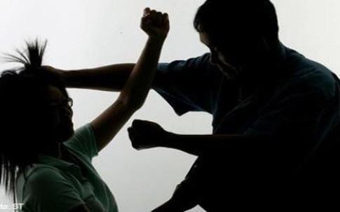 Miễn cưỡng kết hôn với người từng cưỡng hiếp mình, người phụ nữ bị bạo hành suốt 30 năm