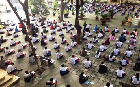 Hàng trăm học sinh tập trung làm bài thi giữa sân trường