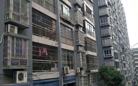Cả giận mất khôn, mẹ ném con 7 tháng tuổi xuống đất tử vong chỉ vì cãi nhau với chồng