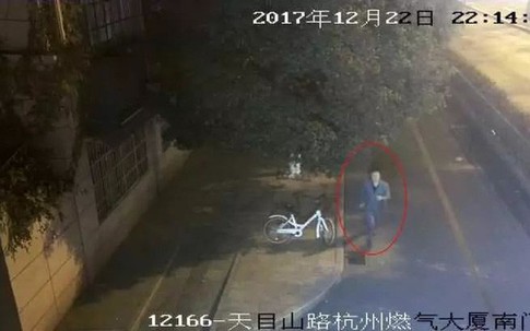 Bạn gái đòi mua túi xịn mấy chục triệu, nam thanh niên không có tiền đành giả vờ bị cướp