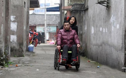 Cô gái tự nguyện bỏ việc để yêu và chăm sóc một chàng trai xa lạ