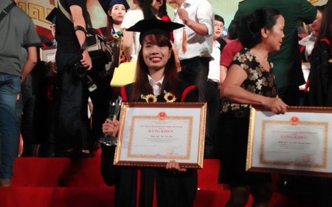 Thủ khoa ĐH Sư phạm Hà Nội 2 từng được vinh danh: ‘Giờ tôi ở nhà bán hoa quả thuê, phụ mẹ nuôi lợn’