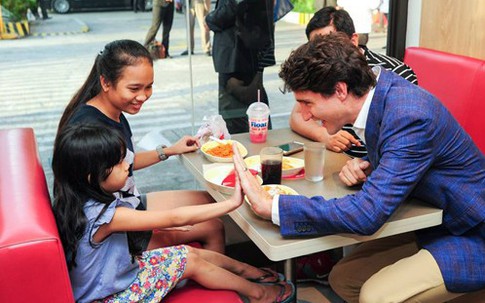 Thủ tướng Canada gây 'bão' khi đi mua gà rán ở Manila