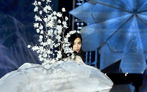 Show Victoria's Secret: Siêu mẫu Trung Quốc catwalk lỗi, ngã sõng soài