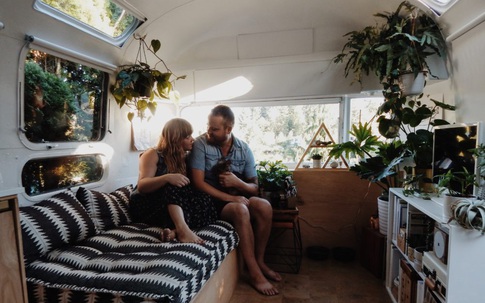 Ngôi nhà lưu động chục mét vuông tồi tàn lột xác thành chỗ ở đẹp mê ly