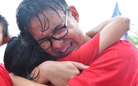 Học sinh ôm nhau khóc chia tay tuổi học trò