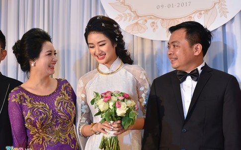 Thu Ngân mặc áo dài giản dị trong hôn lễ với đại gia