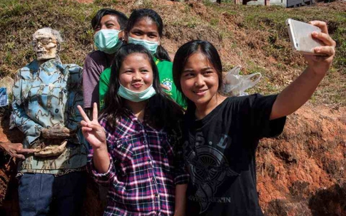 Lôi xác chết ra khỏi mộ, cho ăn mặc đẹp rồi chụp “selfie”