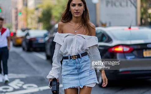 Mặc áo sơmi bây giờ là phải kéo lệch, trễ vai mới đúng mốt!