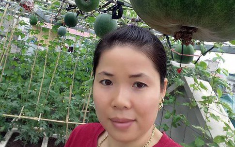 Mẹ đảm 8x bày cách trồng bí dưa hấu tròn lẳn trong thùng xốp nặng "sập giàn"