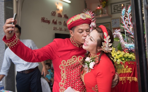 Hoàng Anh hôn vợ Việt kiều trong lễ cưới ở quê