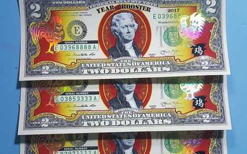 Tờ 2 USD in hình gà giá cả triệu đồng vẫn khan hiếm