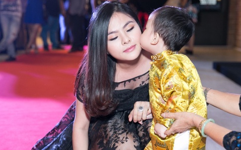 Con trai Huỳnh Đông hôn má Vân Trang trên thảm đỏ