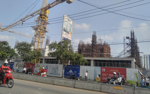 TP.HCM: Cần cẩu thi công dự án Topaz Home đổ sập, đè nhiều nhà dân