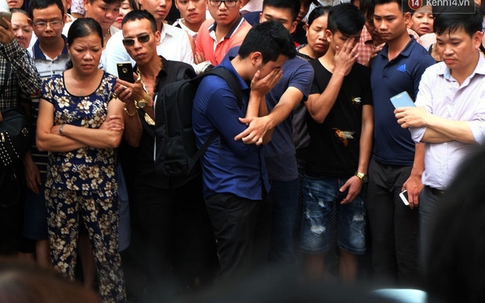 Em trai khóc nghẹn bên thi thể chị gái rơi từ tòa chung cư ở KĐT Linh Đàm