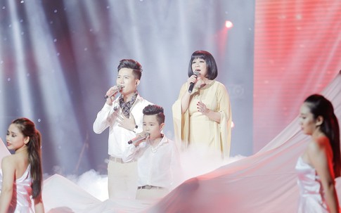 Cẩm Vân gây xúc động khi hát 'Cát bụi' cùng 2 học trò Đông Nhi