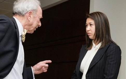 Các chị ơi, em sống khốn khổ vì sự hành hạ của bố chồng