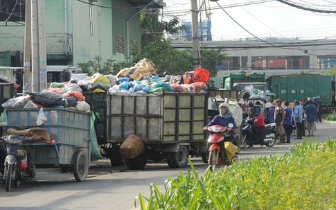 TP.HCM: Người dân phải bỏ nhà, bỏ cửa vì không chịu được mùi hôi thối