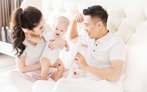 Việt Anh vui vẻ bên vợ con sau loạt ảnh thân mật bạn diễn ở quán bar
