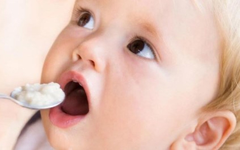 Con sặc cháo, cha mẹ phải làm ngay điều này để cứu con