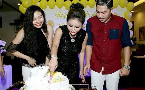 Từng không chịu nhận mẹ, nay hai con rạng ngời đến chúc mừng sinh nhật danh hài Lê Giang