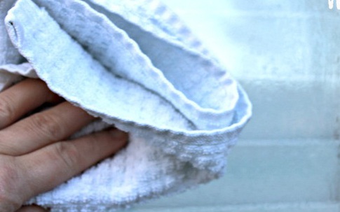 Không cần nước lau kính, cửa kính đầy bụi cũng sạch bóng nhờ hỗn hợp pha chế chưa đầy 3 giây