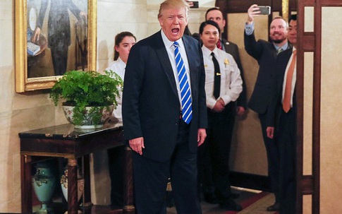 Ông Trump bất ngờ gặp khách thăm Nhà Trắng