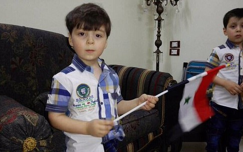 Cậu bé Syria với gương mặt thất thần, đầy thương tích sau một năm giờ thế nào?