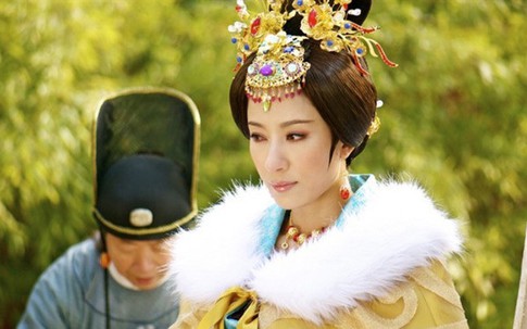Mối tình cuồng si kỳ lạ của hoàng đế Trung Hoa với người bảo mẫu già hơn 17 tuổi