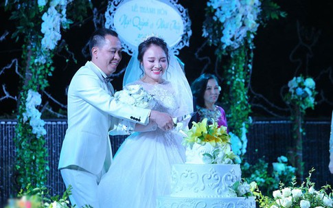 Nhật Thủy nồng nàn hát tặng chồng hơn 14 tuổi trong ngày cưới
