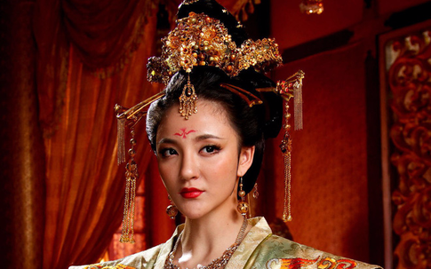 Hoàng hậu xinh đẹp: Vu oan em gái để cướp ngôi, ngoại tình với thái giám, hãm hại vua
