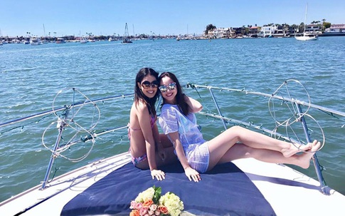 Jennifer Phạm tự tin mặc bikini, khoe dáng bên em gái