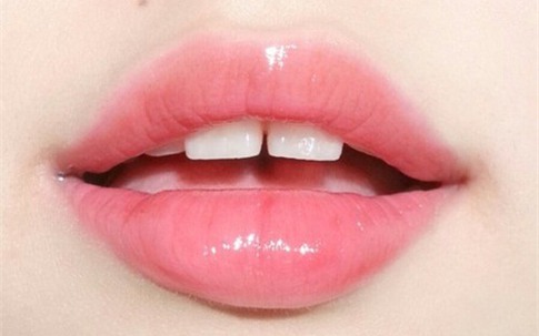 Nhỏ 1 giọt này lên nửa quả chanh, tôi đã thoát khỏi bờ môi thâm xì, xỉn màu