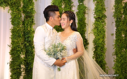 Trung Kiên liên tục hôn Lê Phương trong tiệc cưới ở Sài Gòn