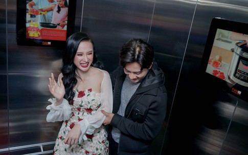 Bất ngờ Angela Phương Trinh sợ hãi ôm "thầy giáo mưa" Mai Tài Phến trong  thang máy