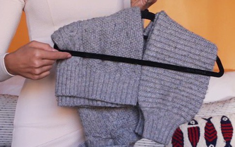 Cách treo áo len trong tủ tránh bai, dão và nếp gấp