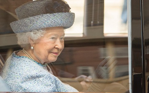 Thanh xuân đã qua: Bắt gặp Nữ hoàng Anh đứng “tần ngần” trước bộ đồ từng mặc hơn 60 năm về trước